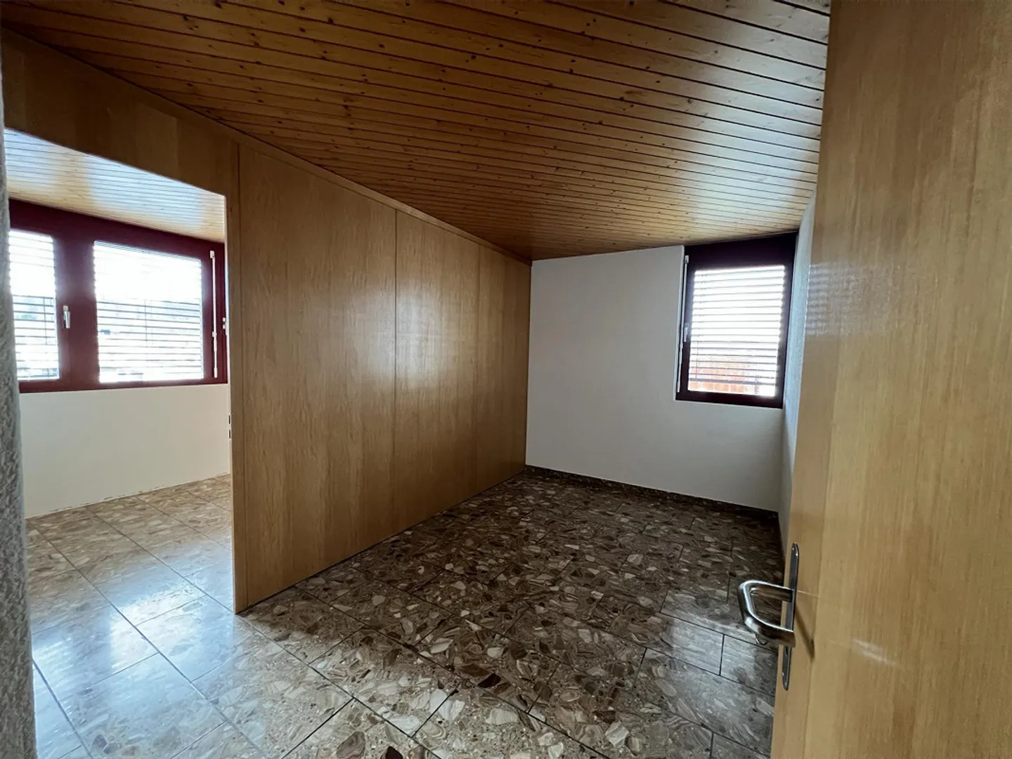 Ampio appartamento attico con vista sull'Aare in un piccolo edificio commerciale - Foto 9 di 13