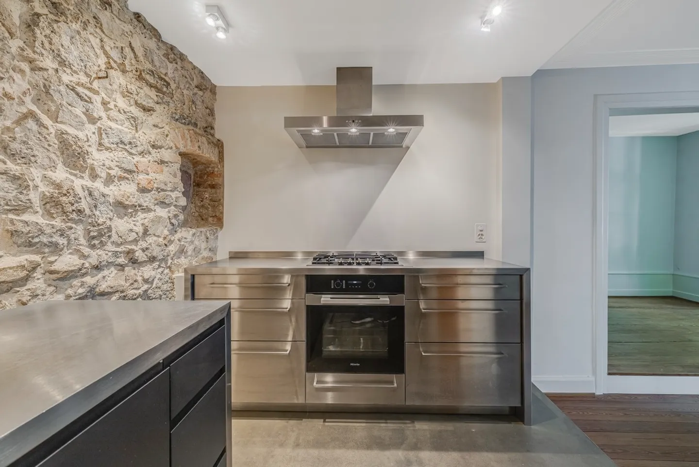 Historical Townhouse for 2, 3 Generations with Atelier! - Photo 9 of 37