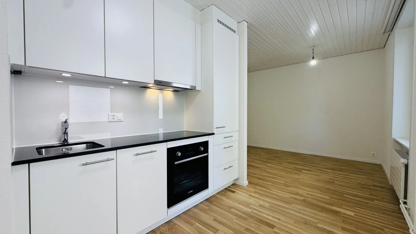 First occupancy 2.5-room apartment with own washing machine/tumble dryer, large balcony and cellar compartment - Photo 2 of 10