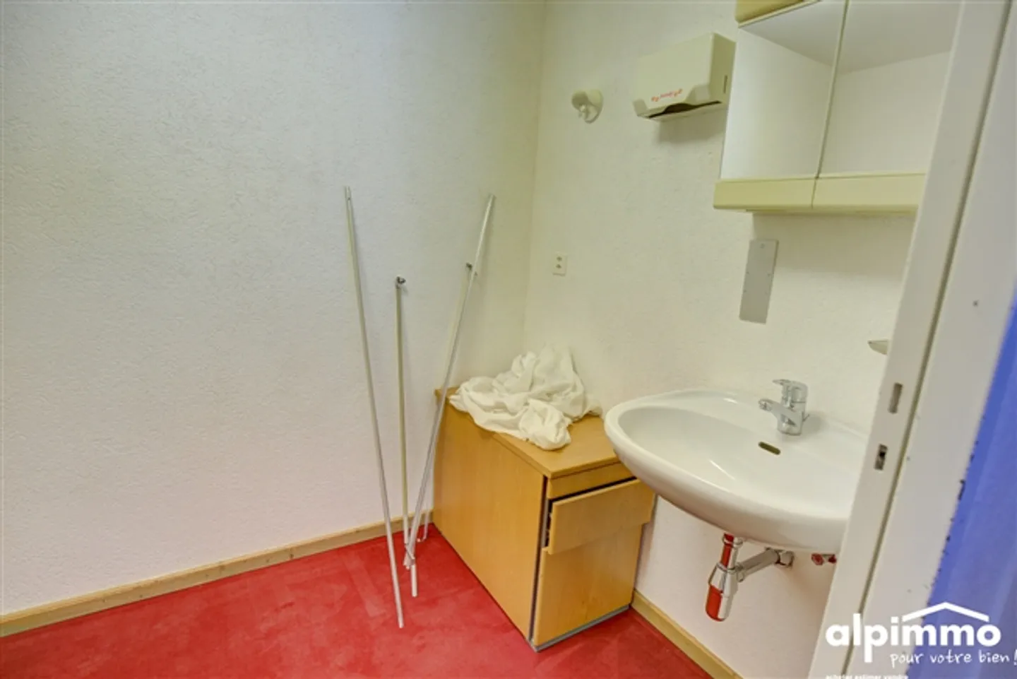 «Geräumige Wohnung mit Renovierungspotenzial 100m von den Aufzügen entfernt» - Foto 11 von 20