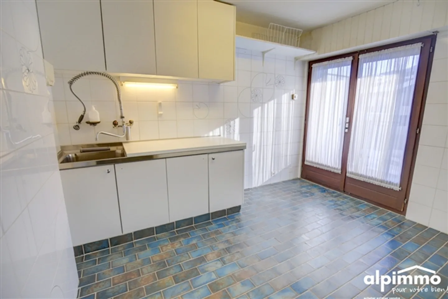 «Geräumige Wohnung mit Renovierungspotenzial 100m von den Aufzügen entfernt» - Foto 14 von 20