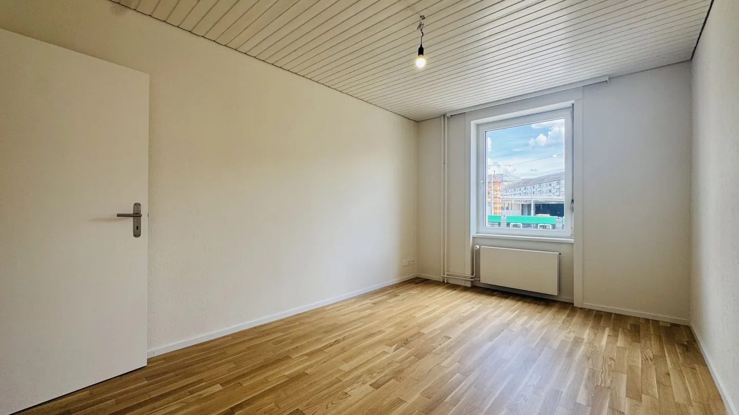 First occupancy 2.5-room apartment with own washing machine/tumble dryer, large balcony and cellar compartment - Photo 8 of 10