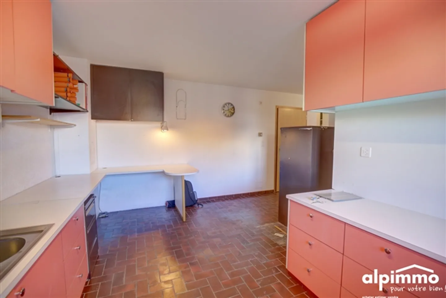 «Geräumige Wohnung mit Renovierungspotenzial 100m von den Aufzügen entfernt» - Foto 3 von 20