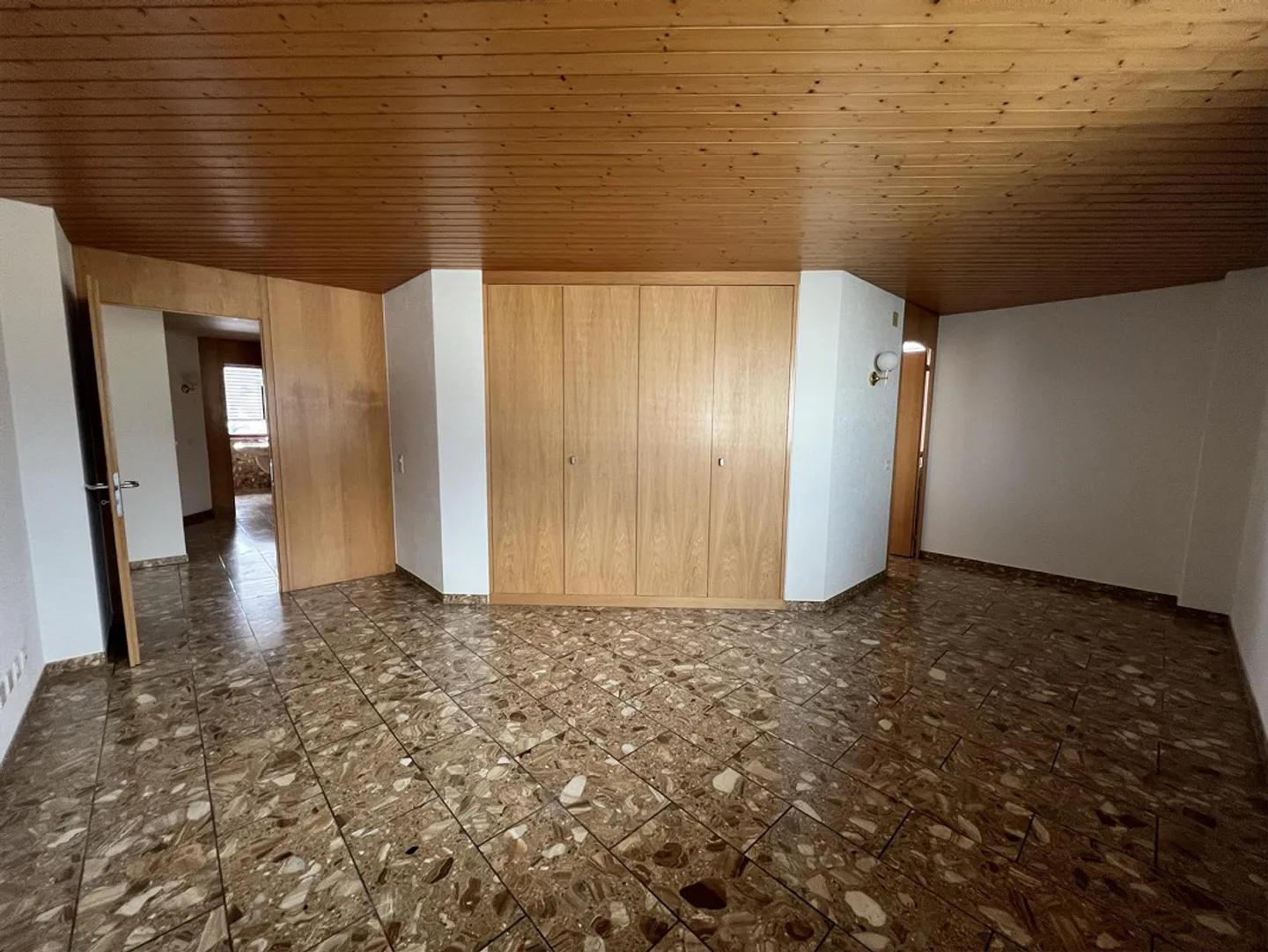 Ampio appartamento attico con vista sull'Aare in un piccolo edificio commerciale - Foto 10 di 13