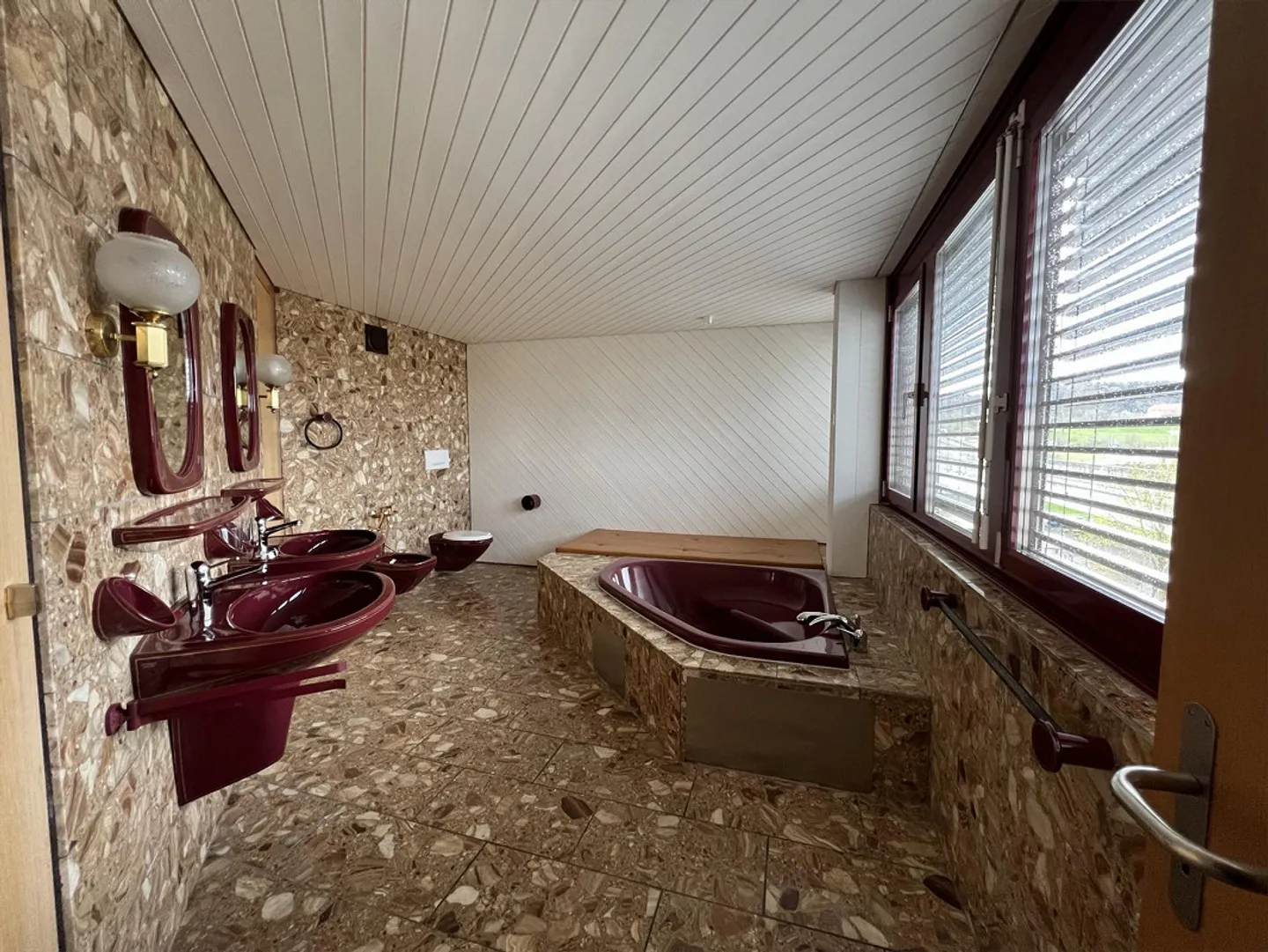 Ampio appartamento attico con vista sull'Aare in un piccolo edificio commerciale - Foto 11 di 13