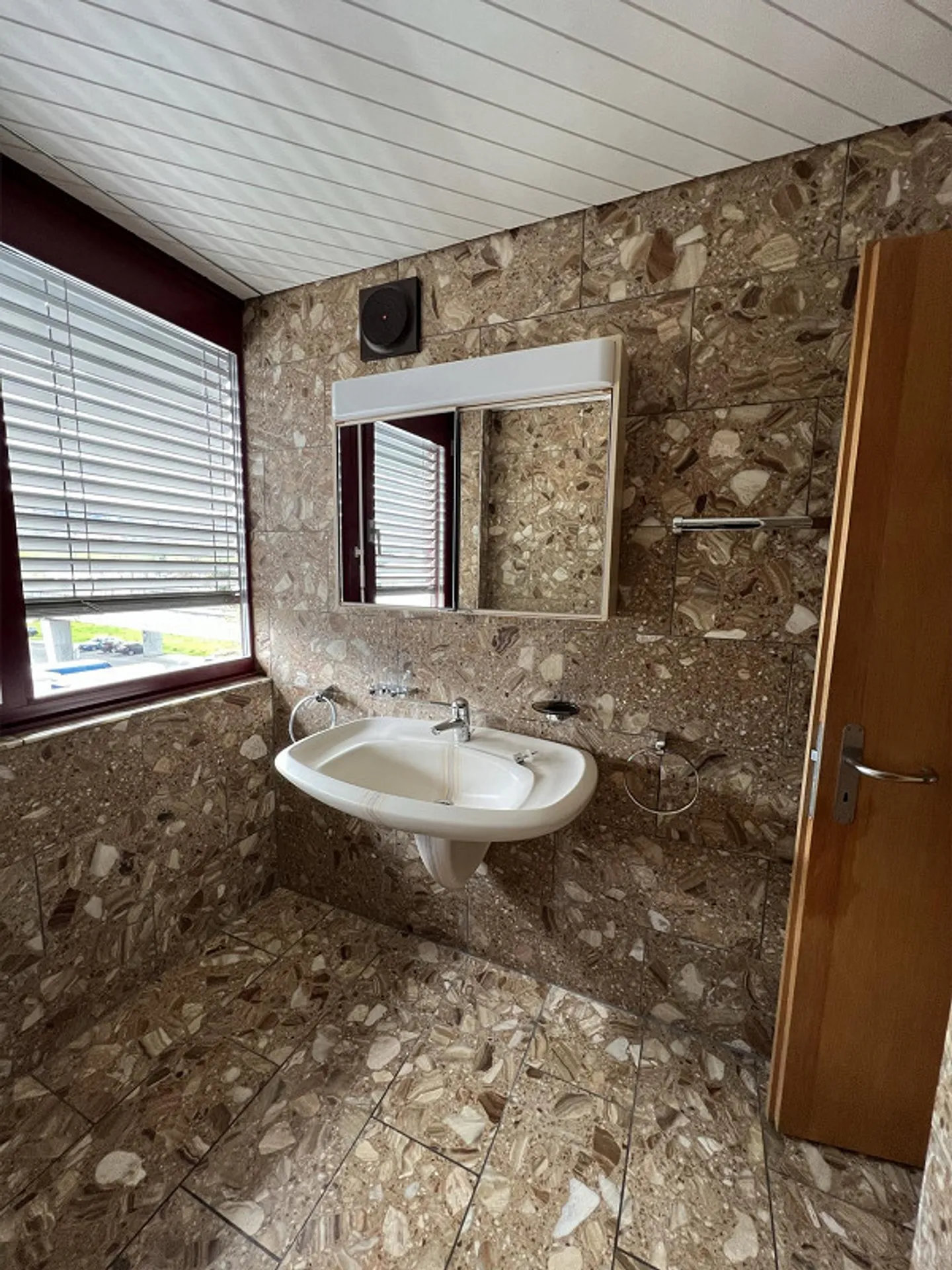 Ampio appartamento attico con vista sull'Aare in un piccolo edificio commerciale - Foto 12 di 13