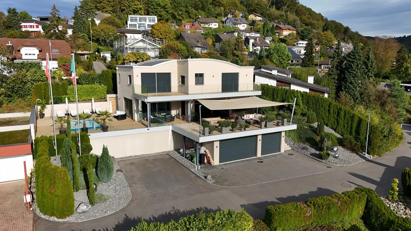 "Villa am Sonnenhang von Hirschthal AG mit grosszügigem Aussenbereich" - Foto 1 di 5