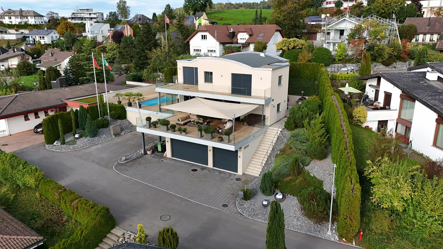 "Villa am Sonnenhang von Hirschthal AG mit grosszügigem Aussenbereich" - Foto 2 di 5