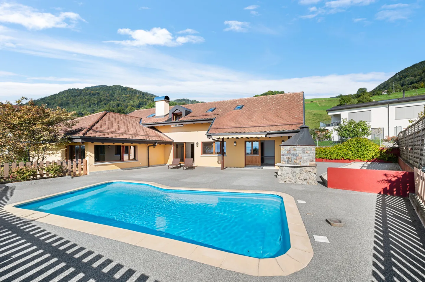 Magnifica villa con vista lago e piscina - Foto 1 di 17