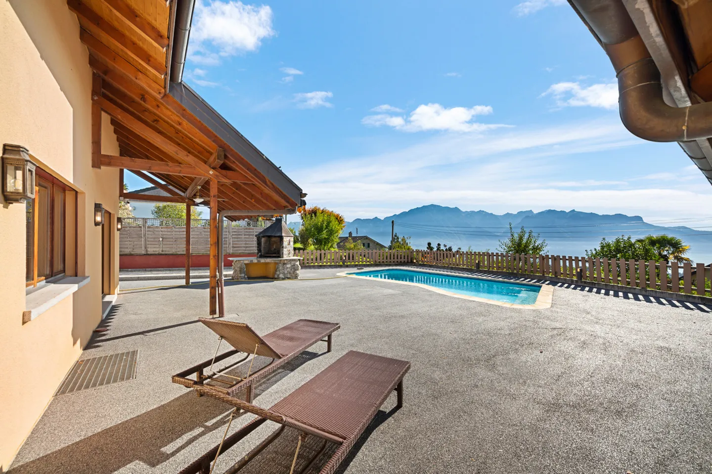 Magnifica villa con vista lago e piscina - Foto 2 di 17