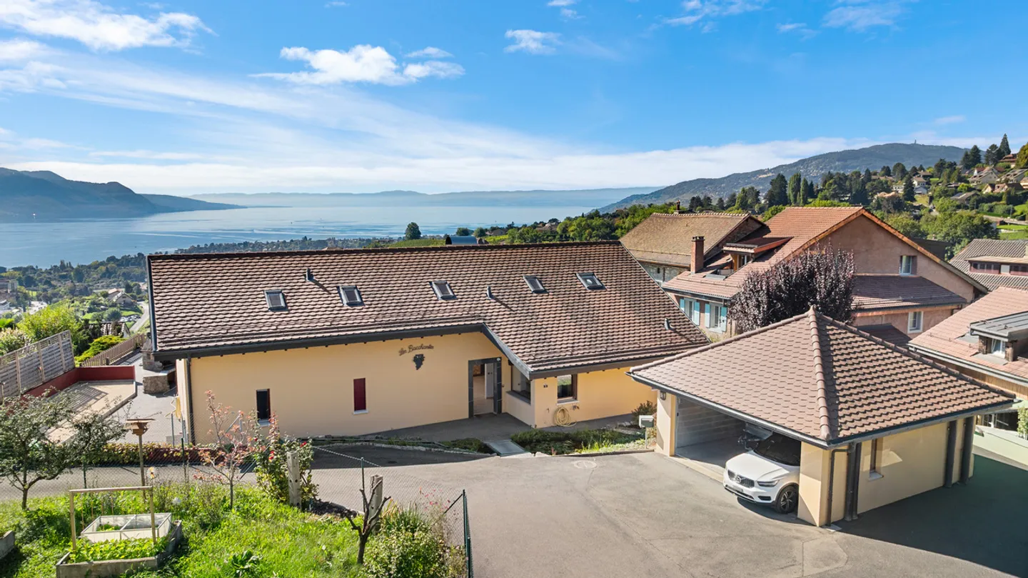 Magnifica villa con vista lago e piscina - Foto 3 di 17