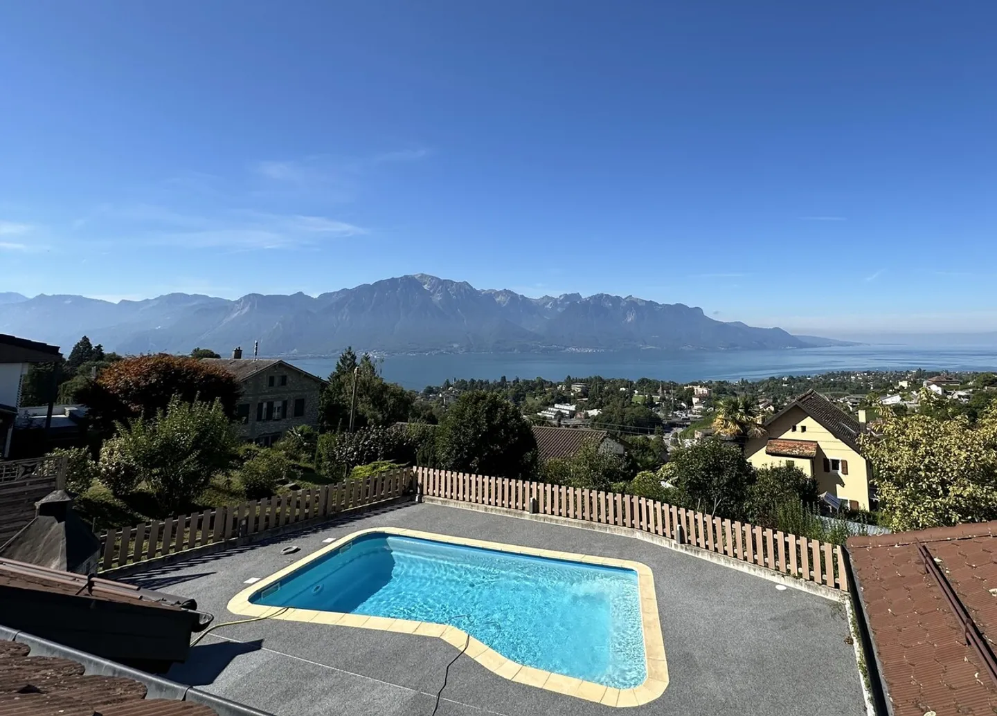 Magnifica villa con vista lago e piscina - Foto 4 di 17