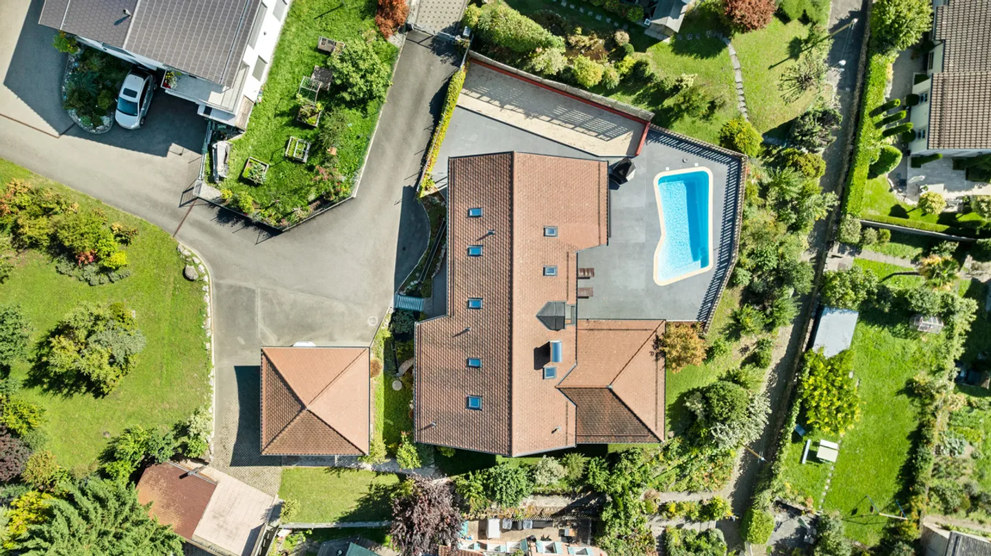 Magnifica villa con vista lago e piscina - Foto 5 di 17