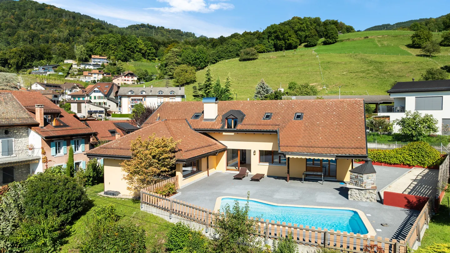 Magnifica villa con vista lago e piscina - Foto 6 di 17