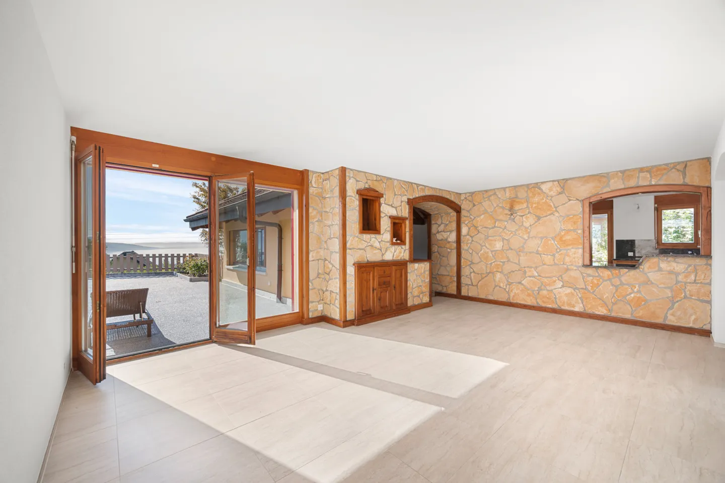 Magnifica villa con vista lago e piscina - Foto 8 di 17
