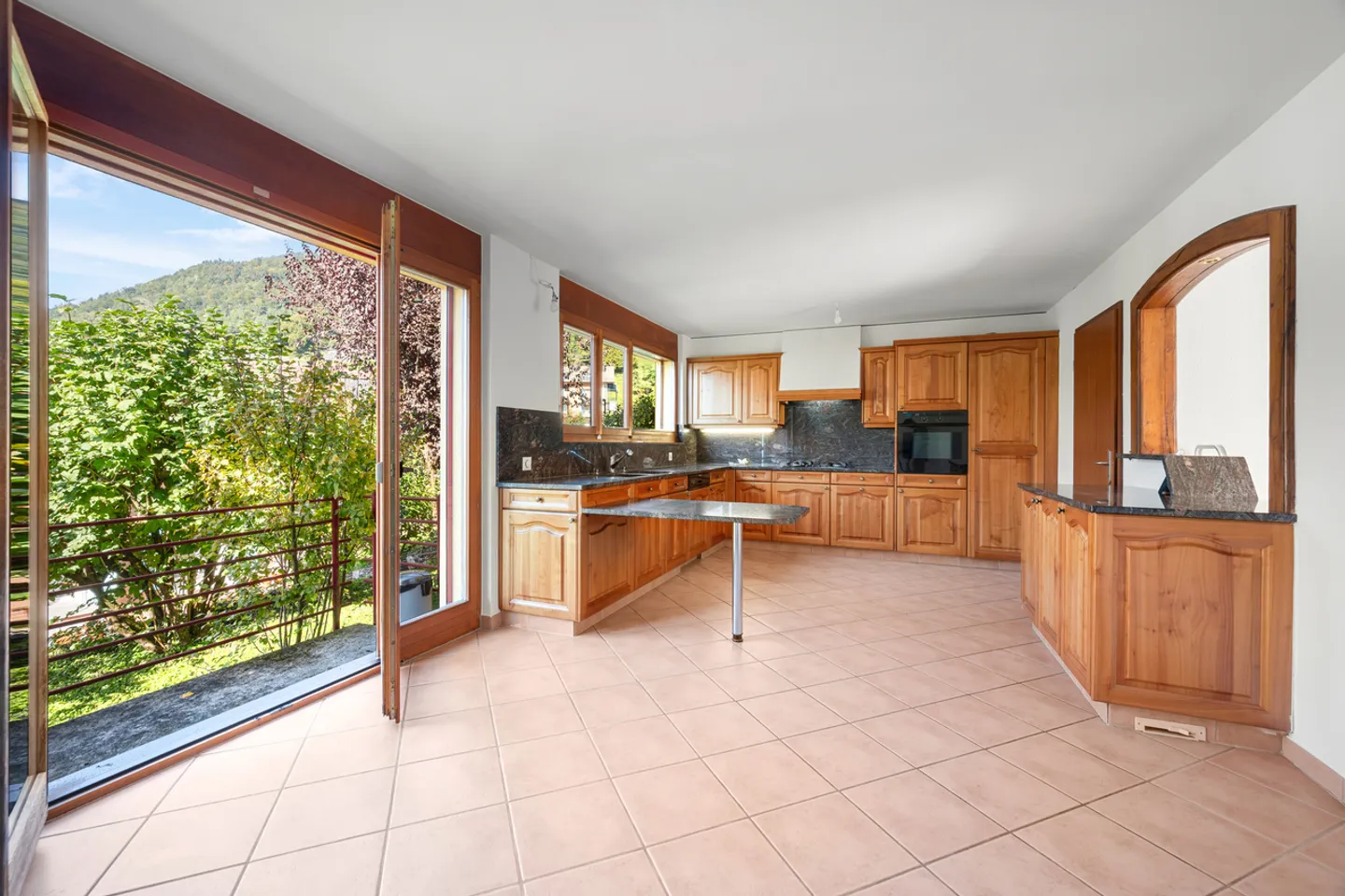 Magnifica villa con vista lago e piscina - Foto 9 di 17
