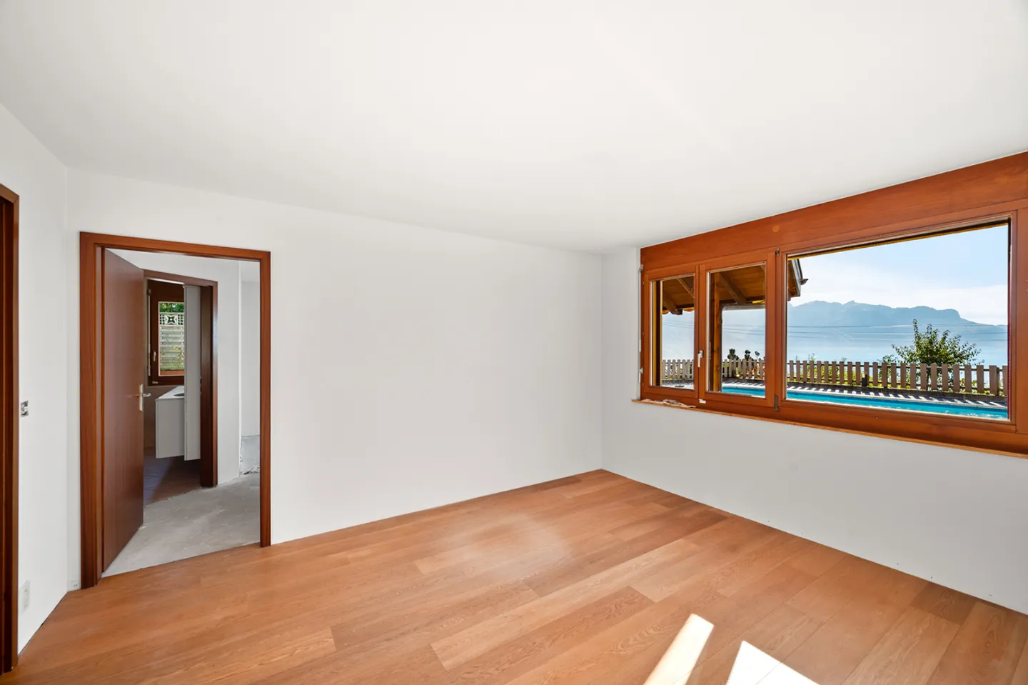 Magnifica villa con vista lago e piscina - Foto 10 di 17