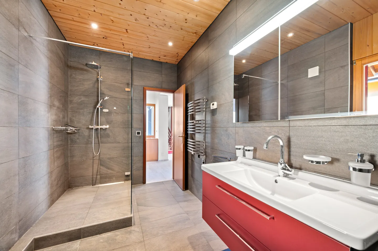 Magnifica villa con vista lago e piscina - Foto 12 di 17