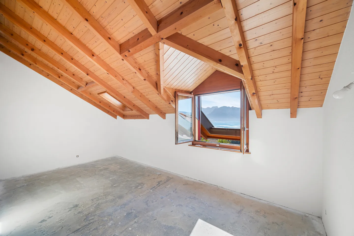 Magnifica villa con vista lago e piscina - Foto 13 di 17