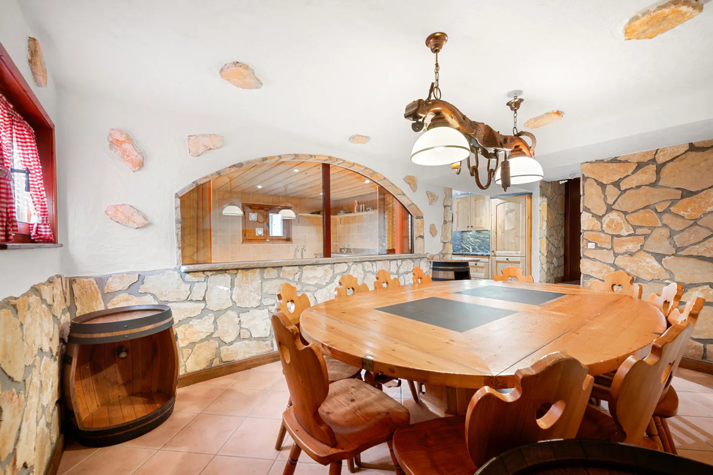 Magnifica villa con vista lago e piscina - Foto 15 di 17