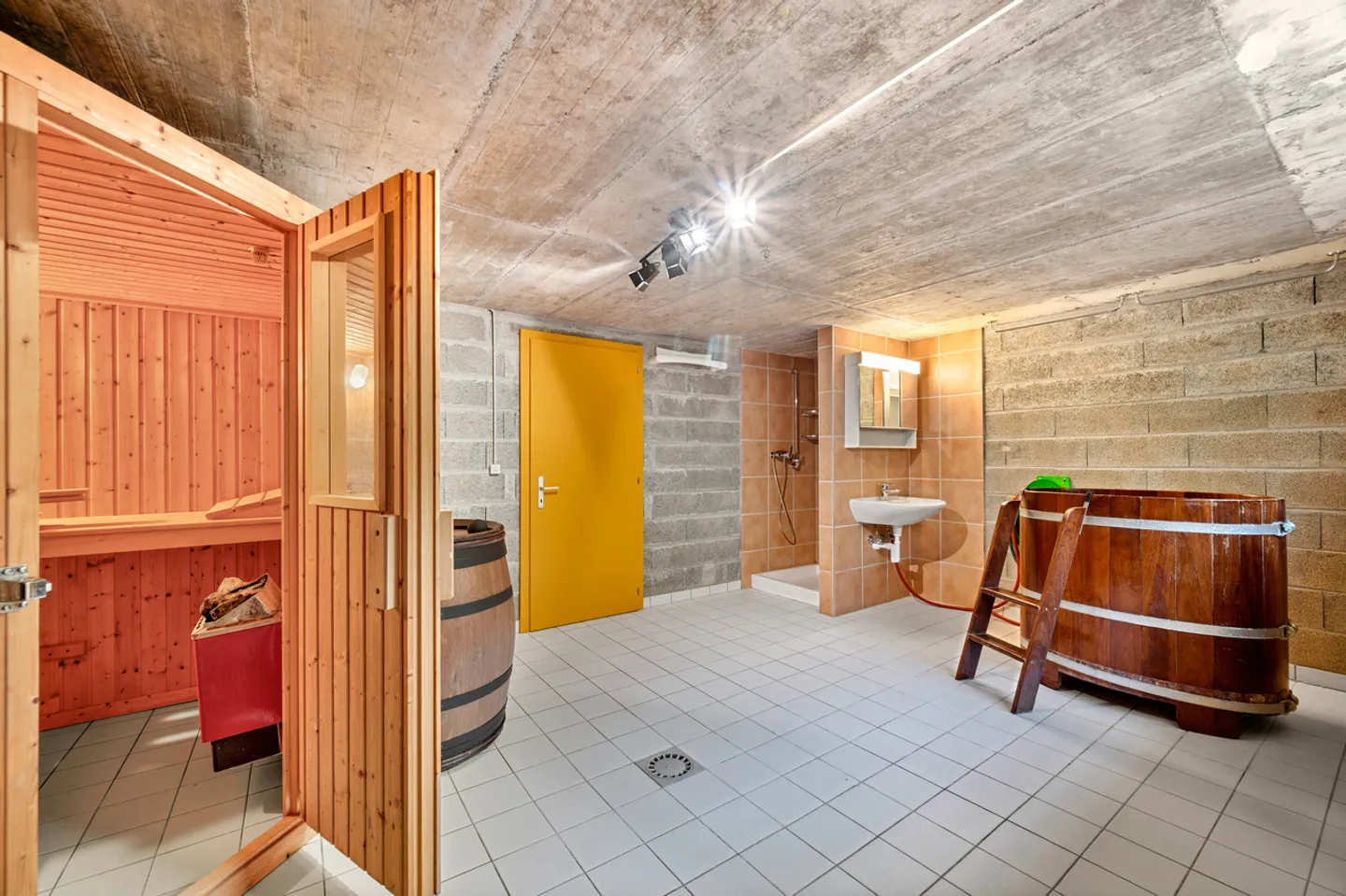 Magnifica villa con vista lago e piscina - Foto 16 di 17