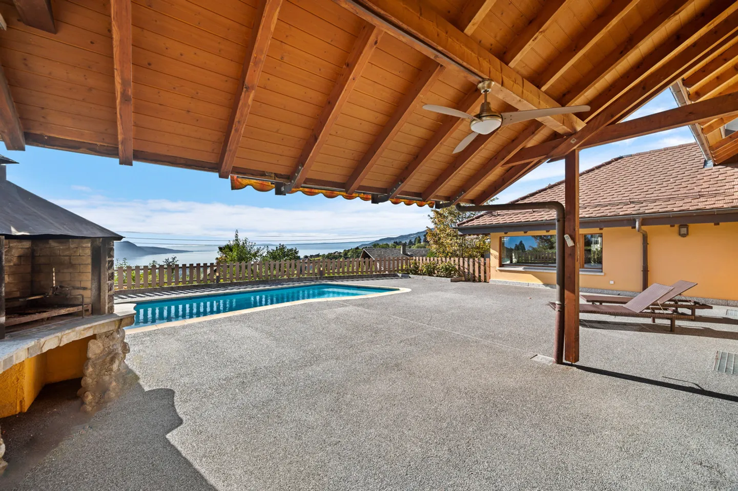 Magnifica villa con vista lago e piscina - Foto 17 di 17