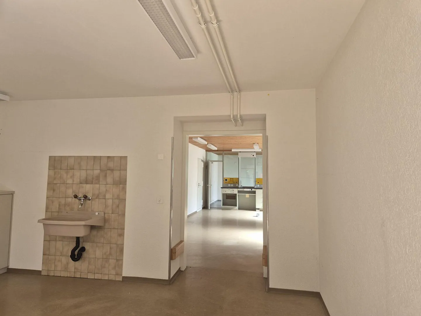 Stazione di Mitlödi: Spazio ufficio e commerciale attraente - Foto 2 di 6