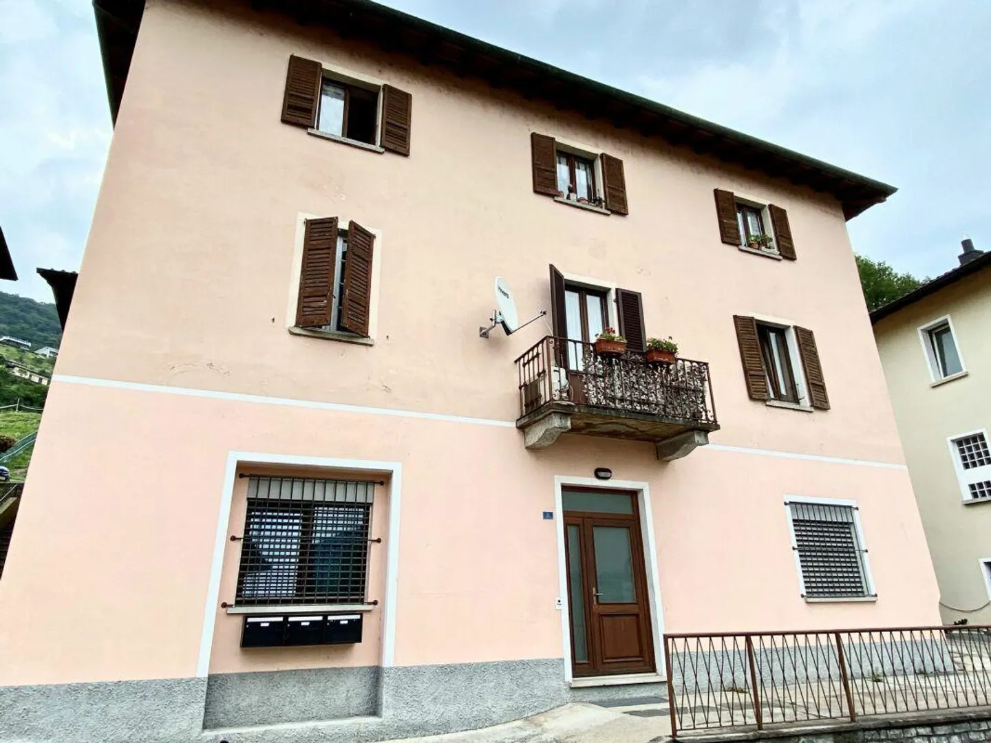 Casa di tre appartamenti per investimento a reddito - Foto 1 di 13