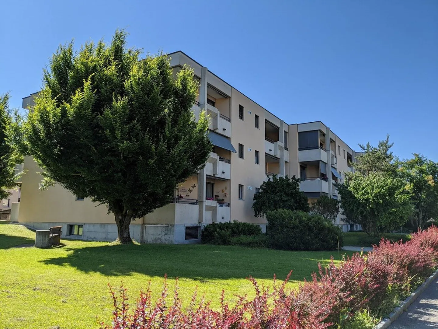 Grande appartement de 3,5 pièces (2ème étage) avec nouvelle cuisine, salle de bain/WC + WC séparé, 2 balcons - Photo 1 sur 13