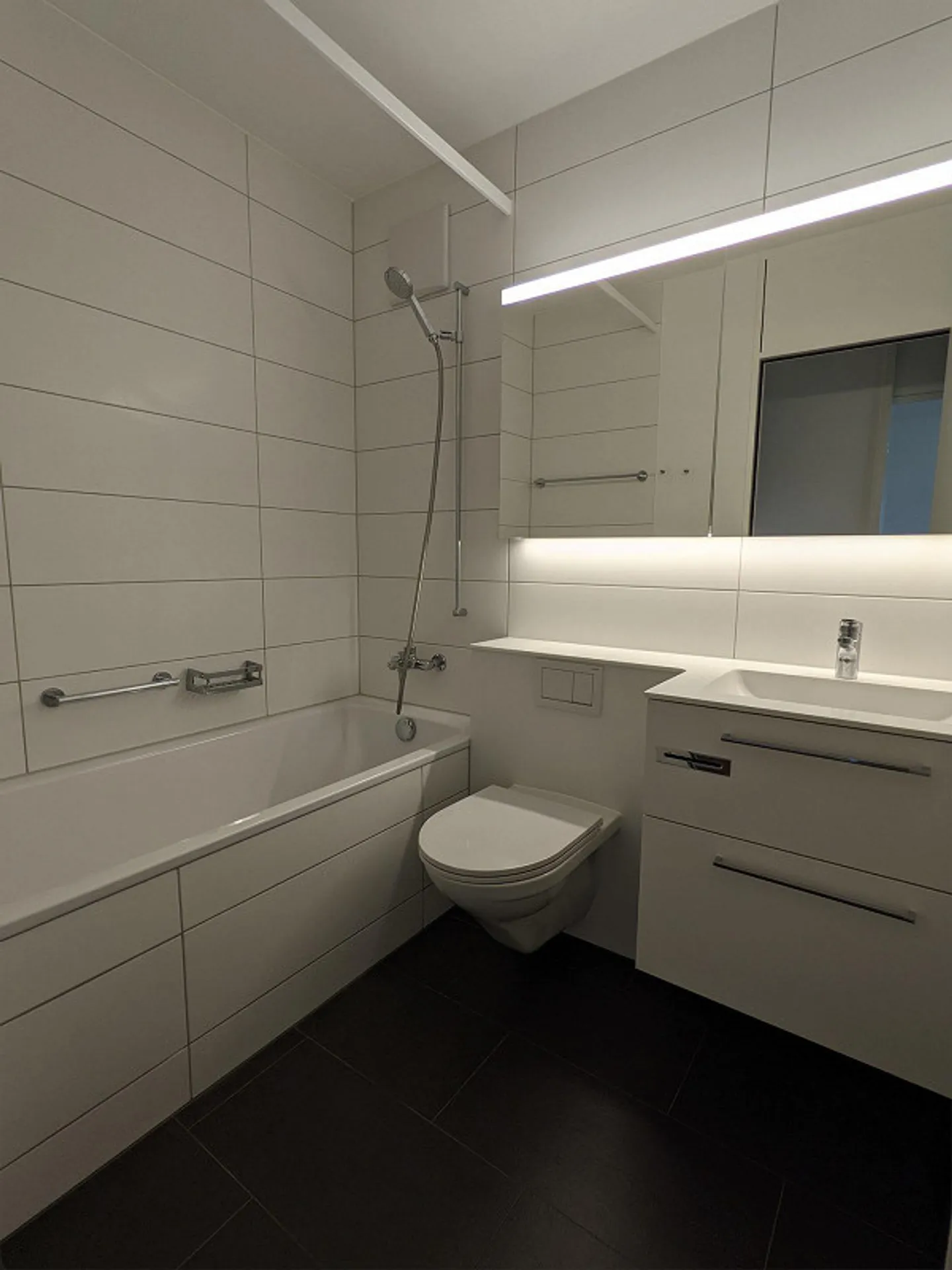 Grande appartement de 3,5 pièces (2ème étage) avec nouvelle cuisine, salle de bain/WC + WC séparé, 2 balcons - Photo 9 sur 13