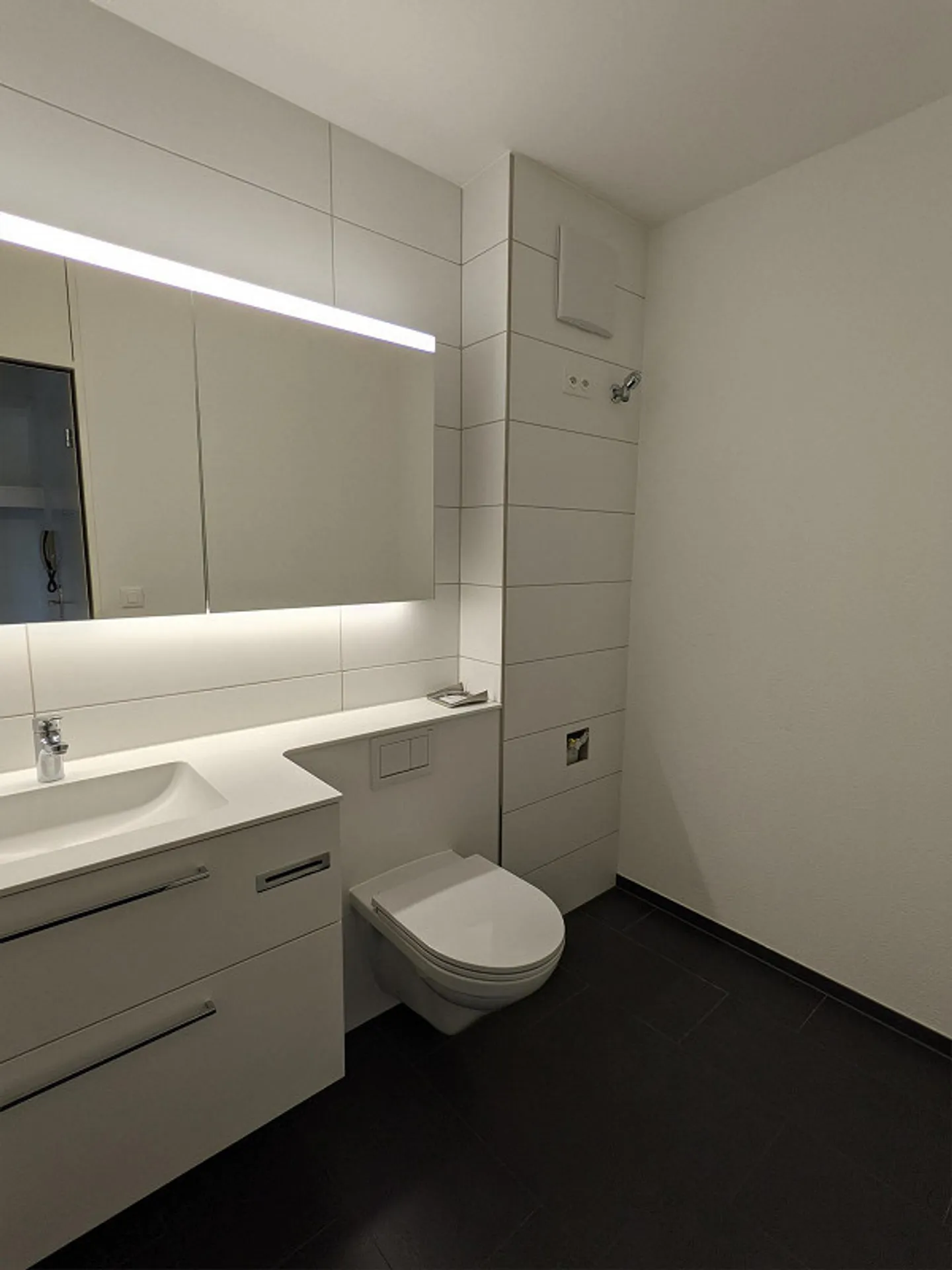 Grande appartement de 3,5 pièces (2ème étage) avec nouvelle cuisine, salle de bain/WC + WC séparé, 2 balcons - Photo 10 sur 13