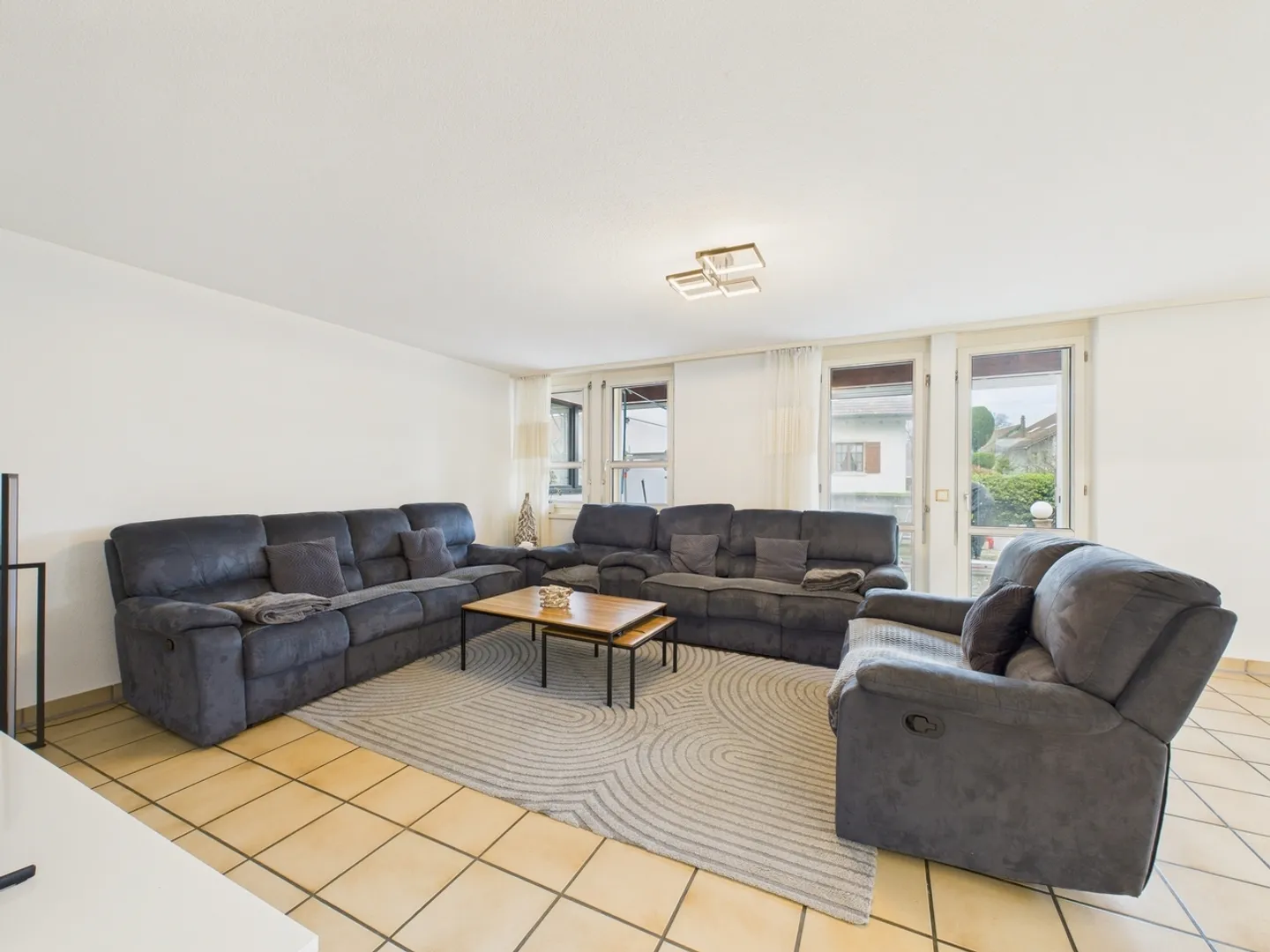 Grosszügiges 6-Zimmer-Doppeleinfamilienhaus mit Garten in Eiken - Foto 2 von 13