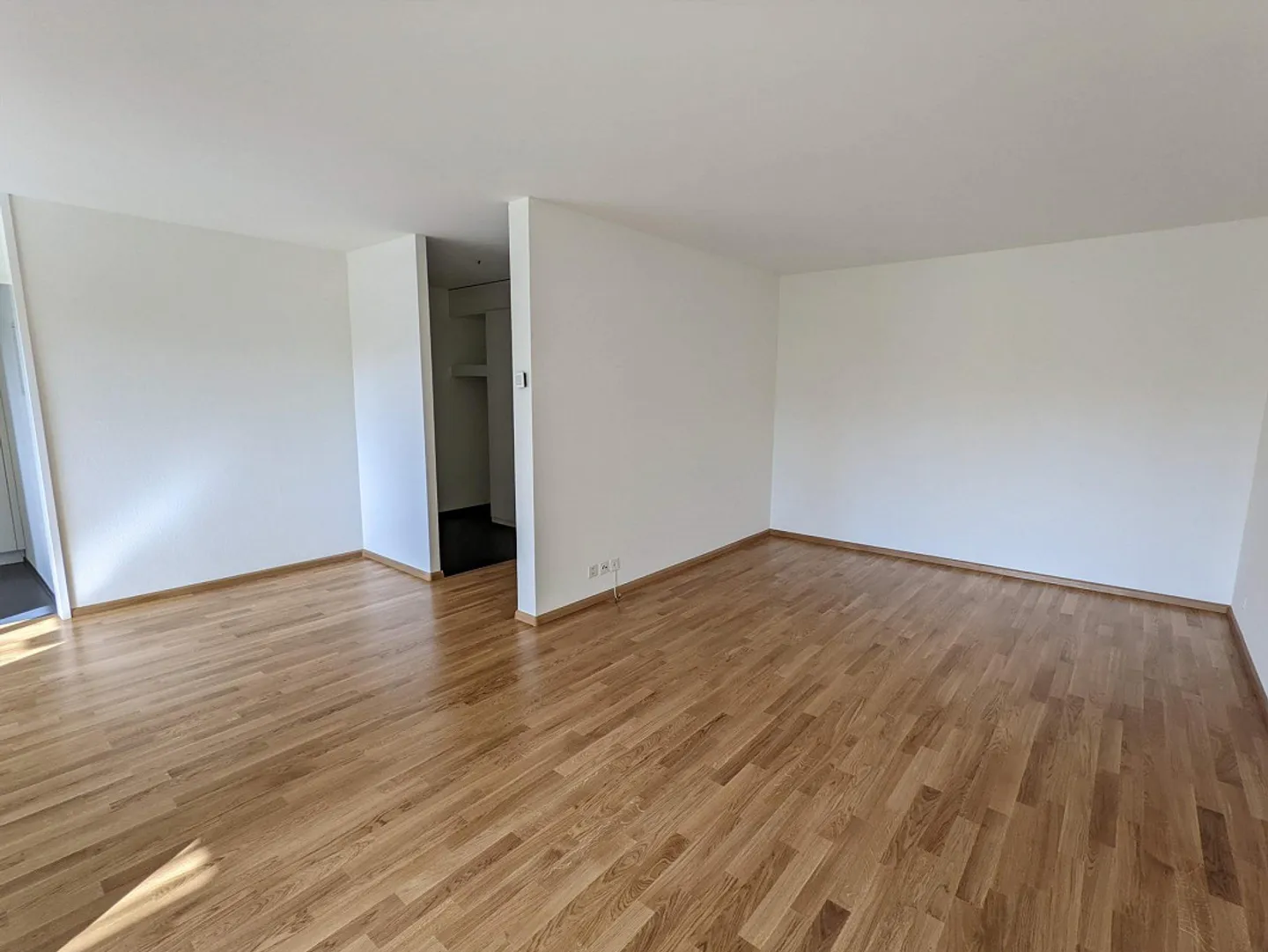 Grande appartement de 3,5 pièces (2ème étage) avec nouvelle cuisine, salle de bain/WC + WC séparé, 2 balcons - Photo 4 sur 13