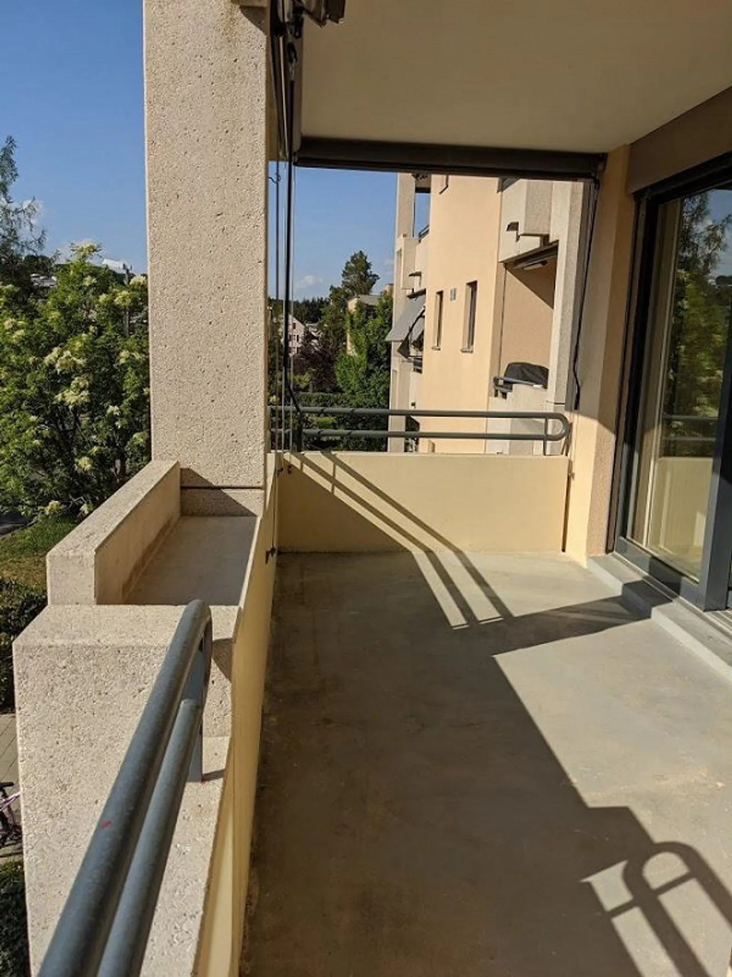Grande appartement de 3,5 pièces (2ème étage) avec nouvelle cuisine, salle de bain/WC + WC séparé, 2 balcons - Photo 5 sur 13