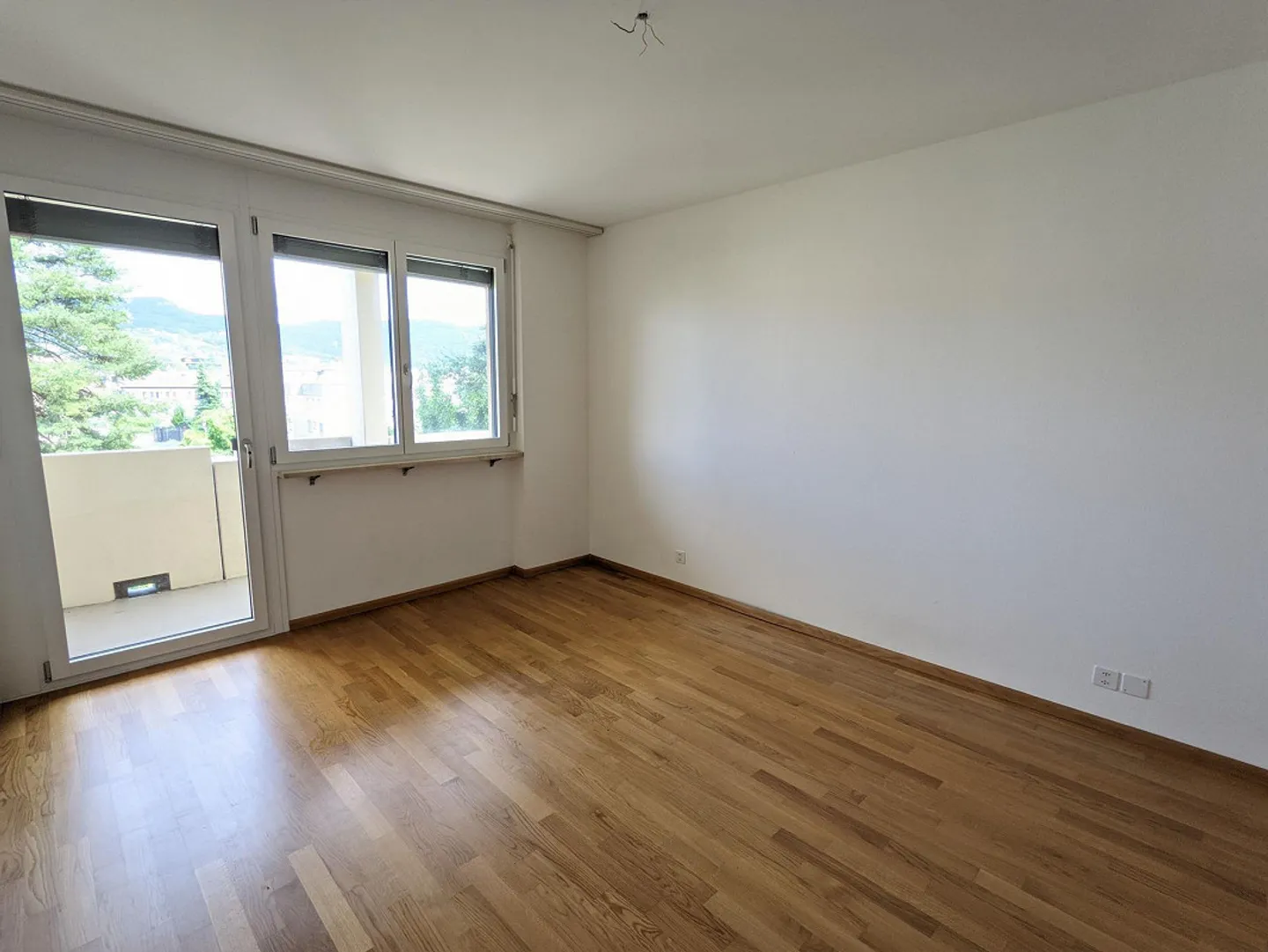 Grande appartement de 3,5 pièces (2ème étage) avec nouvelle cuisine, salle de bain/WC + WC séparé, 2 balcons - Photo 6 sur 13