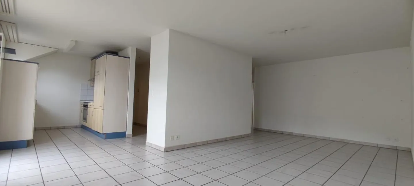 For sale 4.5-room apartment with balcony & outdoor parking - Photo 3 of 10