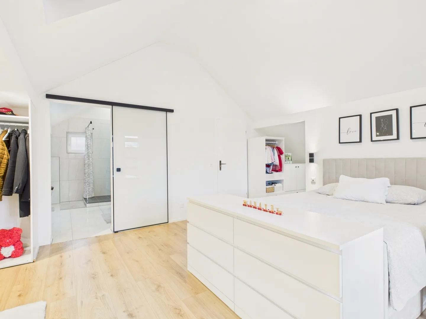 Grosszügiges 6-Zimmer-Doppeleinfamilienhaus mit Garten in Eiken - Foto 9 von 13