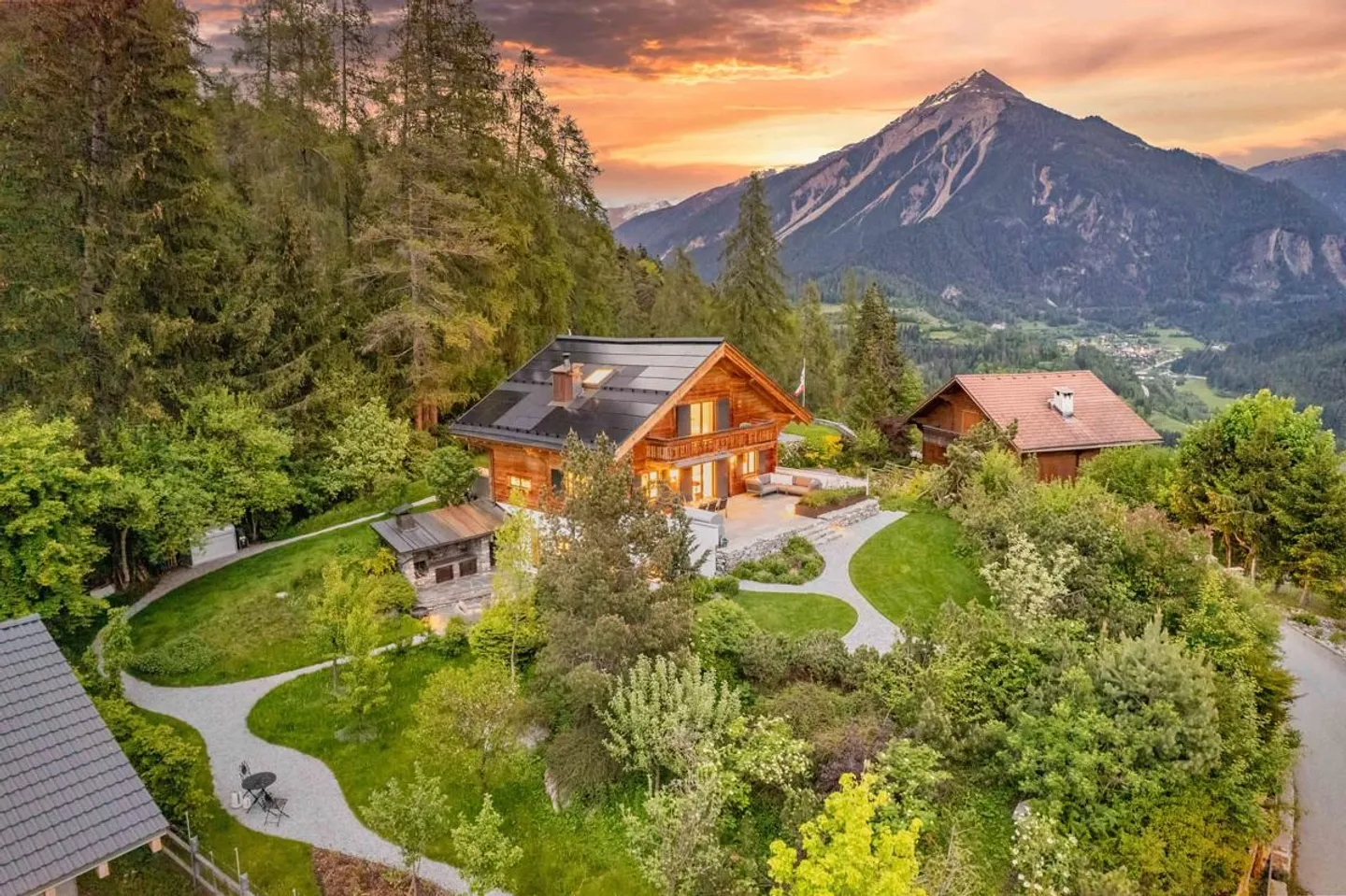 Alvaneu Village: Stylish Holiday Home with Idyllic Garden - Photo 1 of 6