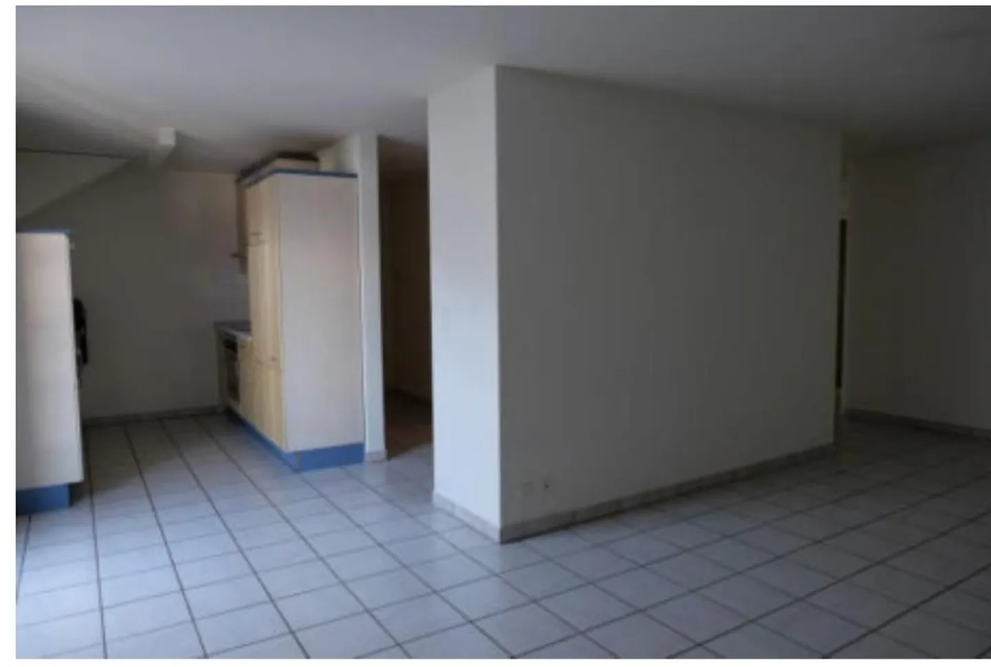 For sale 4.5-room apartment with balcony & outdoor parking - Photo 4 of 10