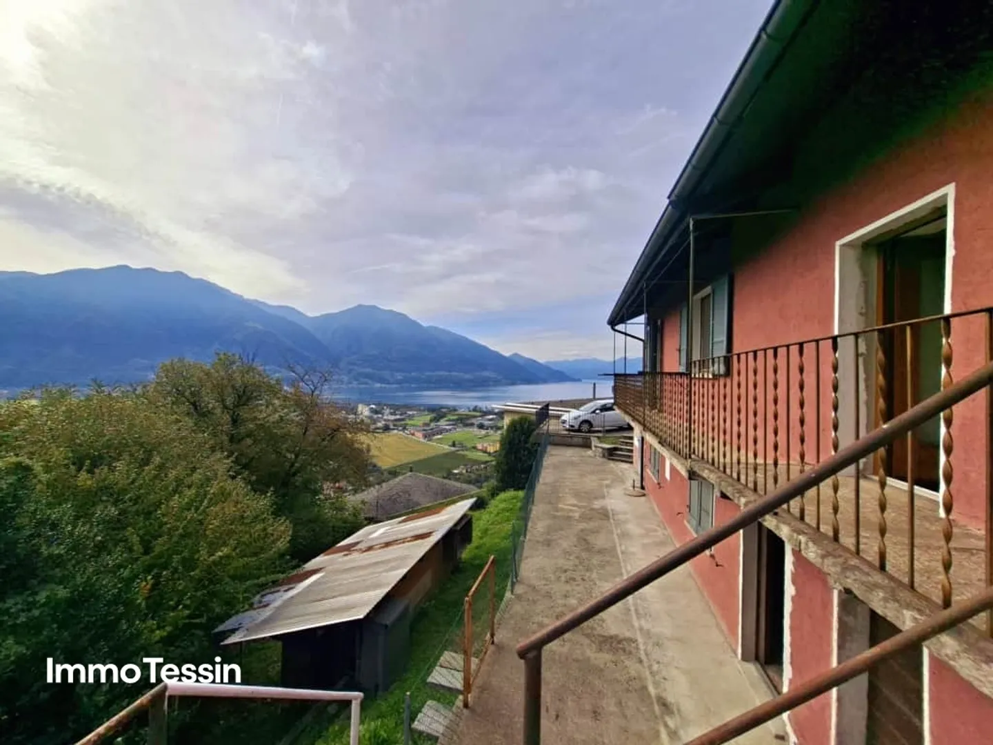Affascinante casa ticinese con grande terreno e splendida vista sul lago Maggiore in una buona posizione - Foto 1 di 13