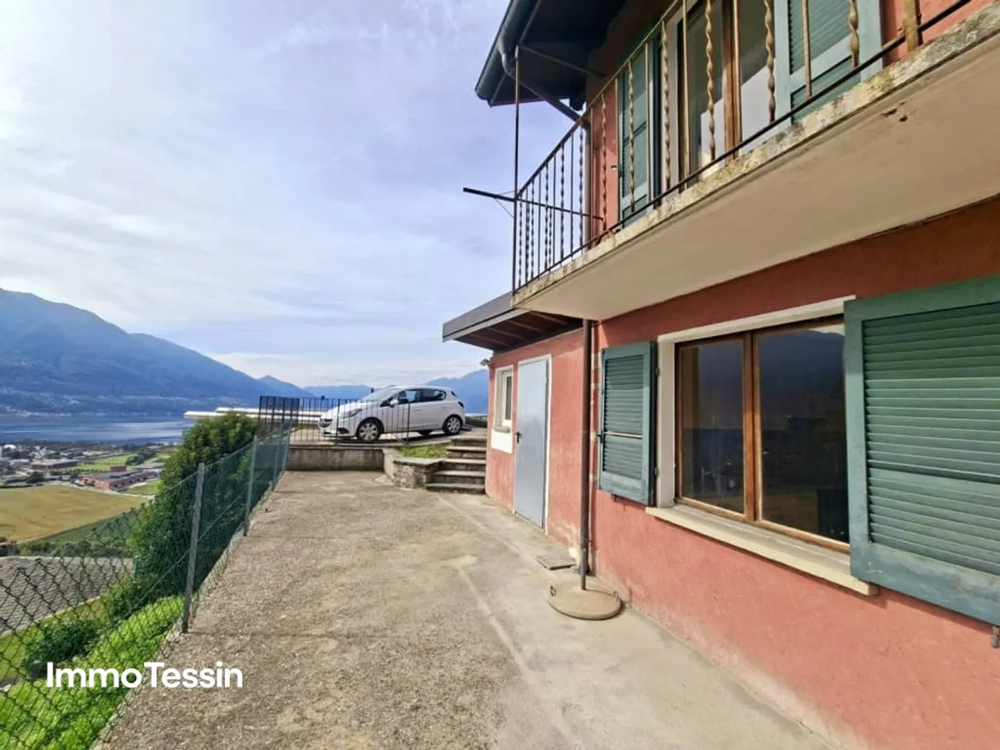 Affascinante casa ticinese con grande terreno e splendida vista sul lago Maggiore in una buona posizione - Foto 2 di 13