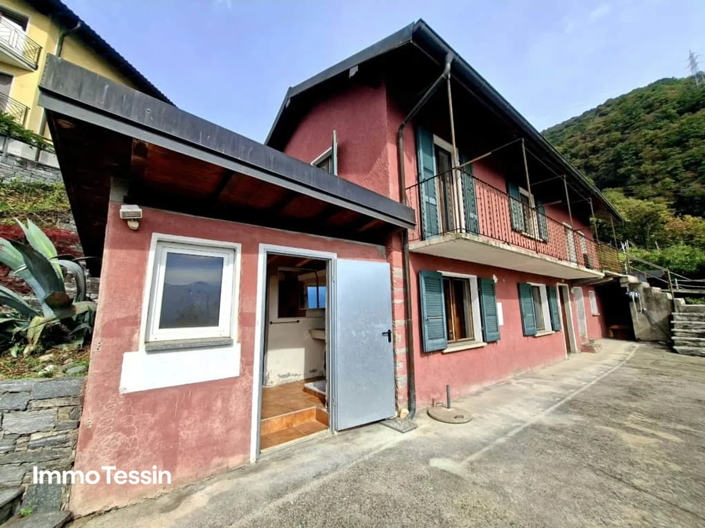 Affascinante casa ticinese con grande terreno e splendida vista sul lago Maggiore in una buona posizione - Foto 3 di 13