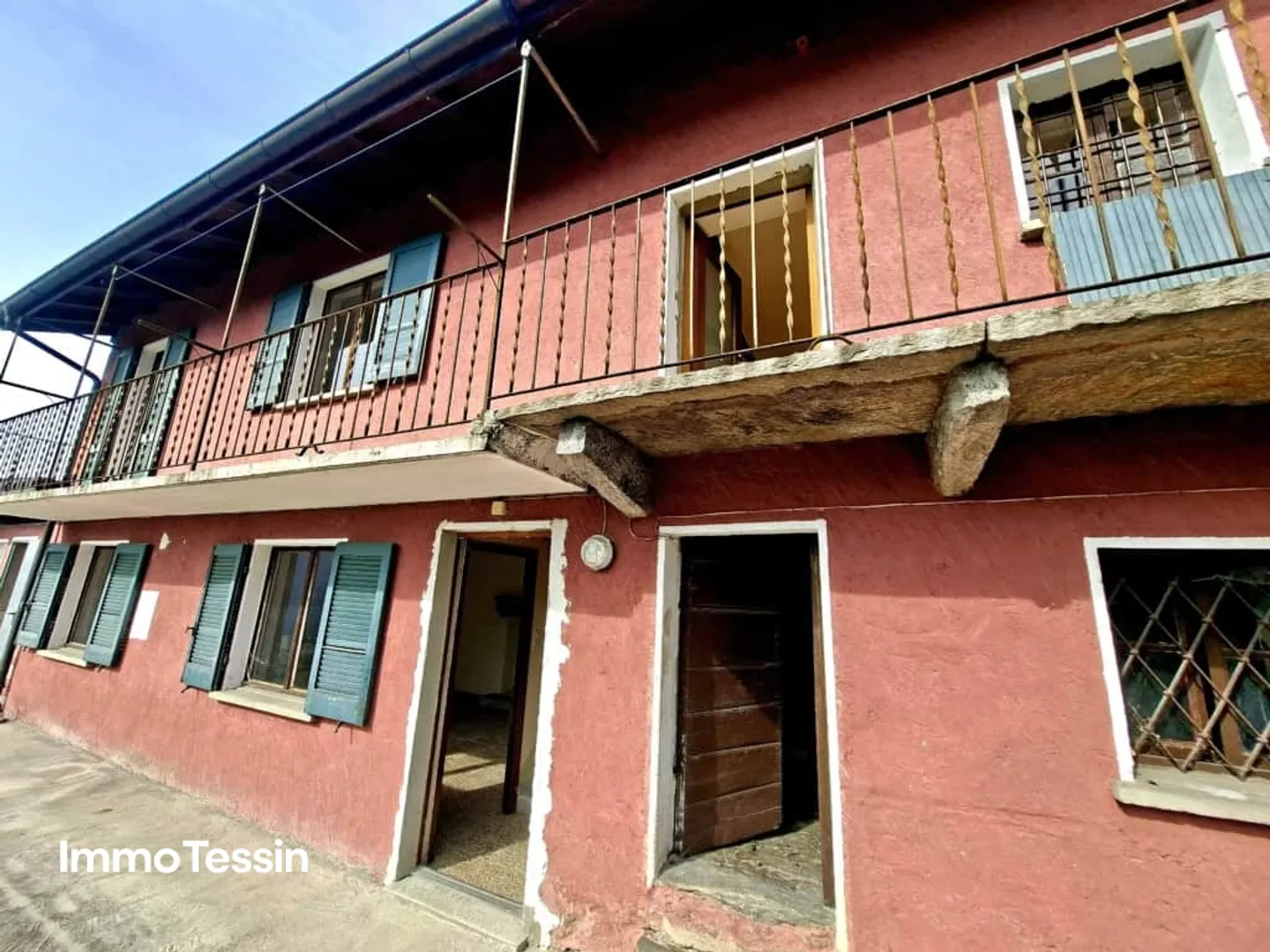 Affascinante casa ticinese con grande terreno e splendida vista sul lago Maggiore in una buona posizione - Foto 4 di 13