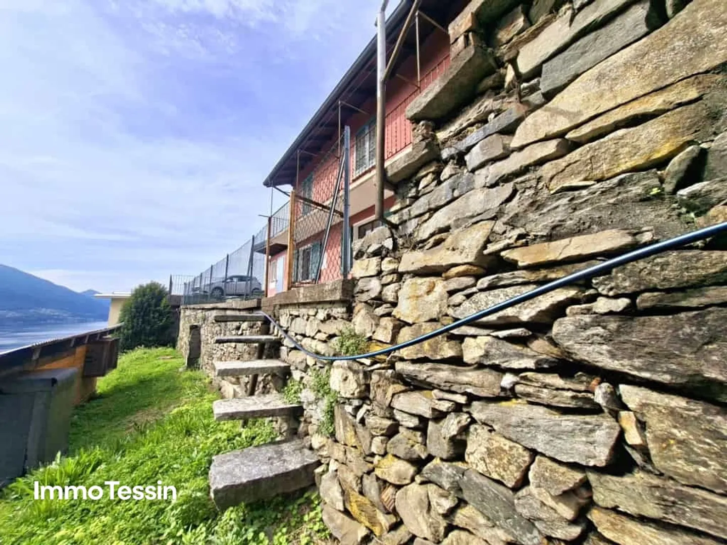 Affascinante casa ticinese con grande terreno e splendida vista sul lago Maggiore in una buona posizione - Foto 5 di 13