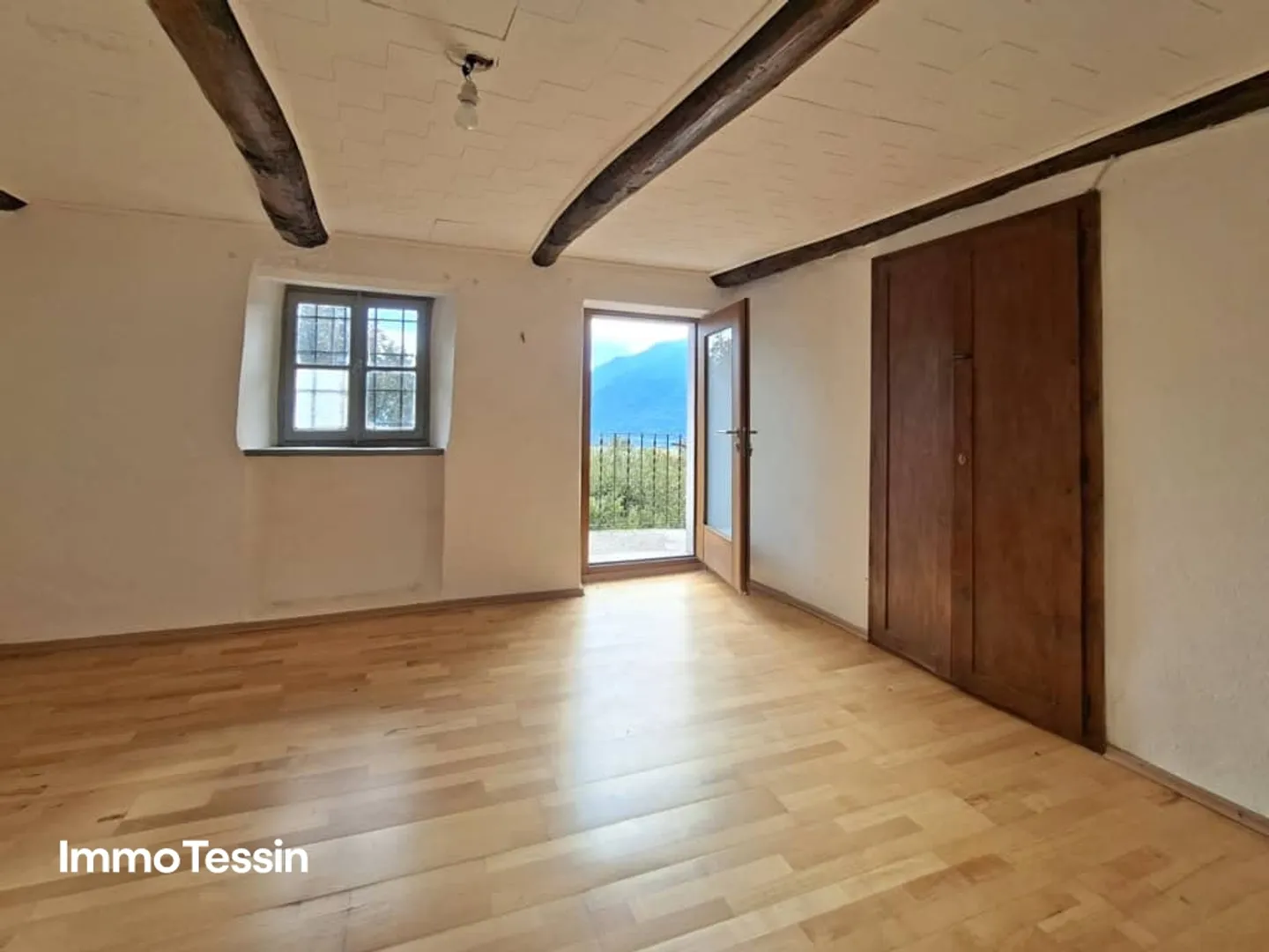 Affascinante casa ticinese con grande terreno e splendida vista sul lago Maggiore in una buona posizione - Foto 7 di 13