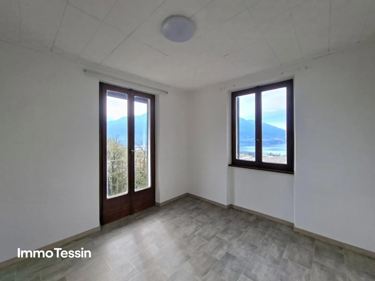 Affascinante casa ticinese con grande terreno e splendida vista sul lago Maggiore in una buona posizione - Foto 8 di 13