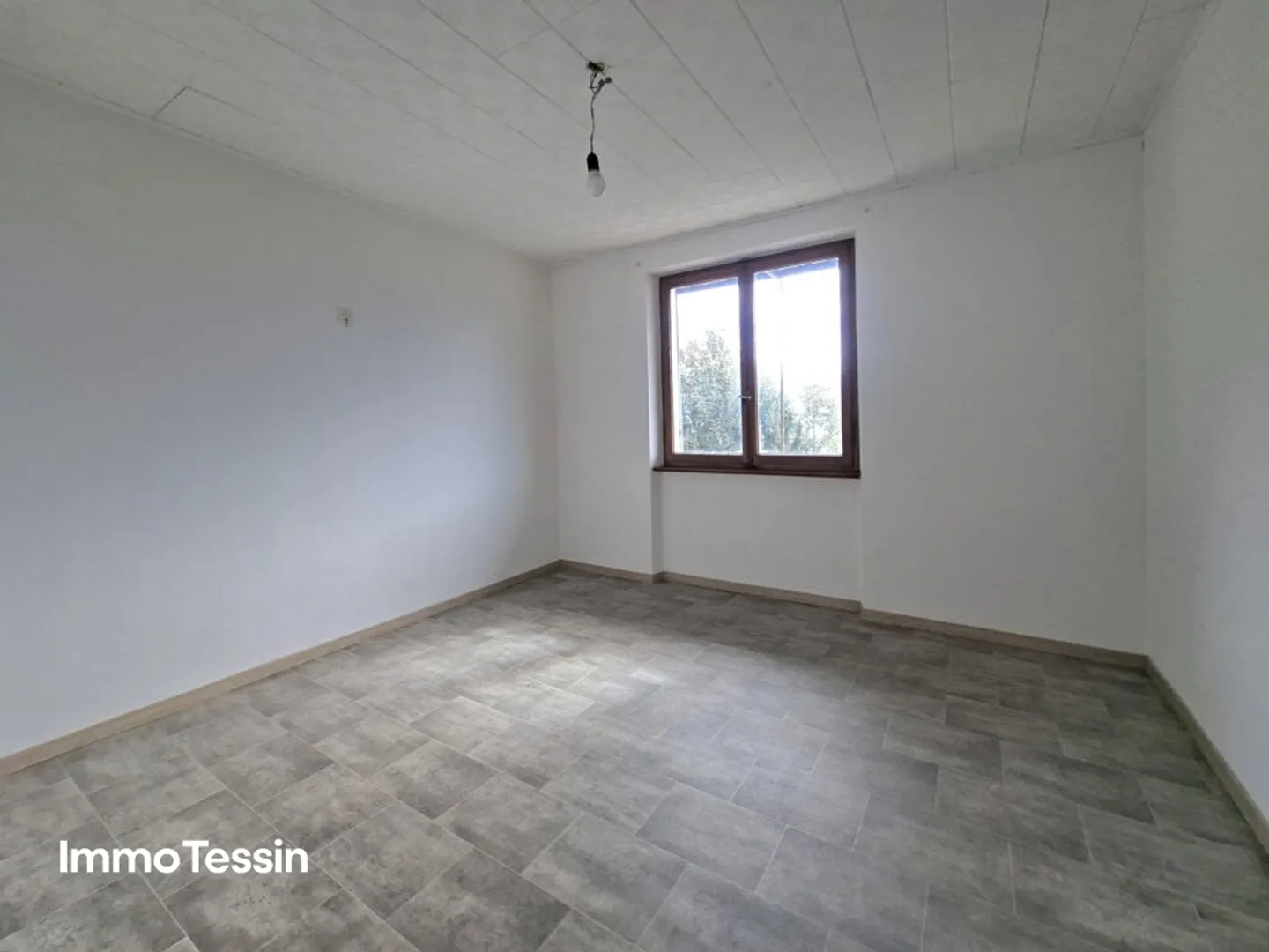 Affascinante casa ticinese con grande terreno e splendida vista sul lago Maggiore in una buona posizione - Foto 9 di 13