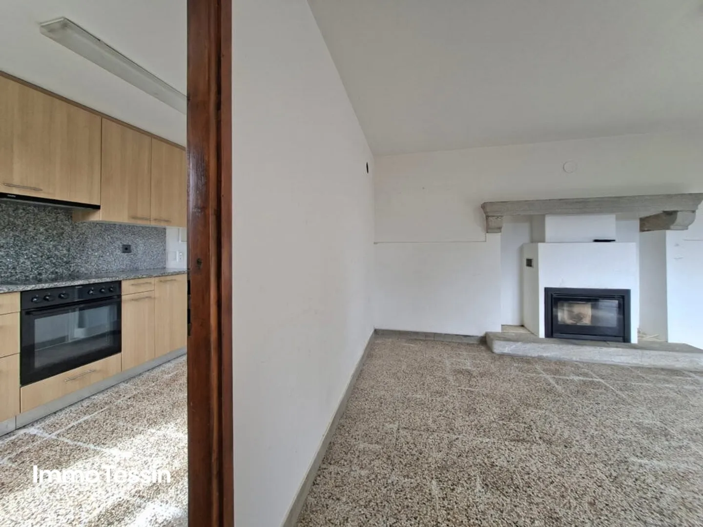 Affascinante casa ticinese con grande terreno e splendida vista sul lago Maggiore in una buona posizione - Foto 10 di 13