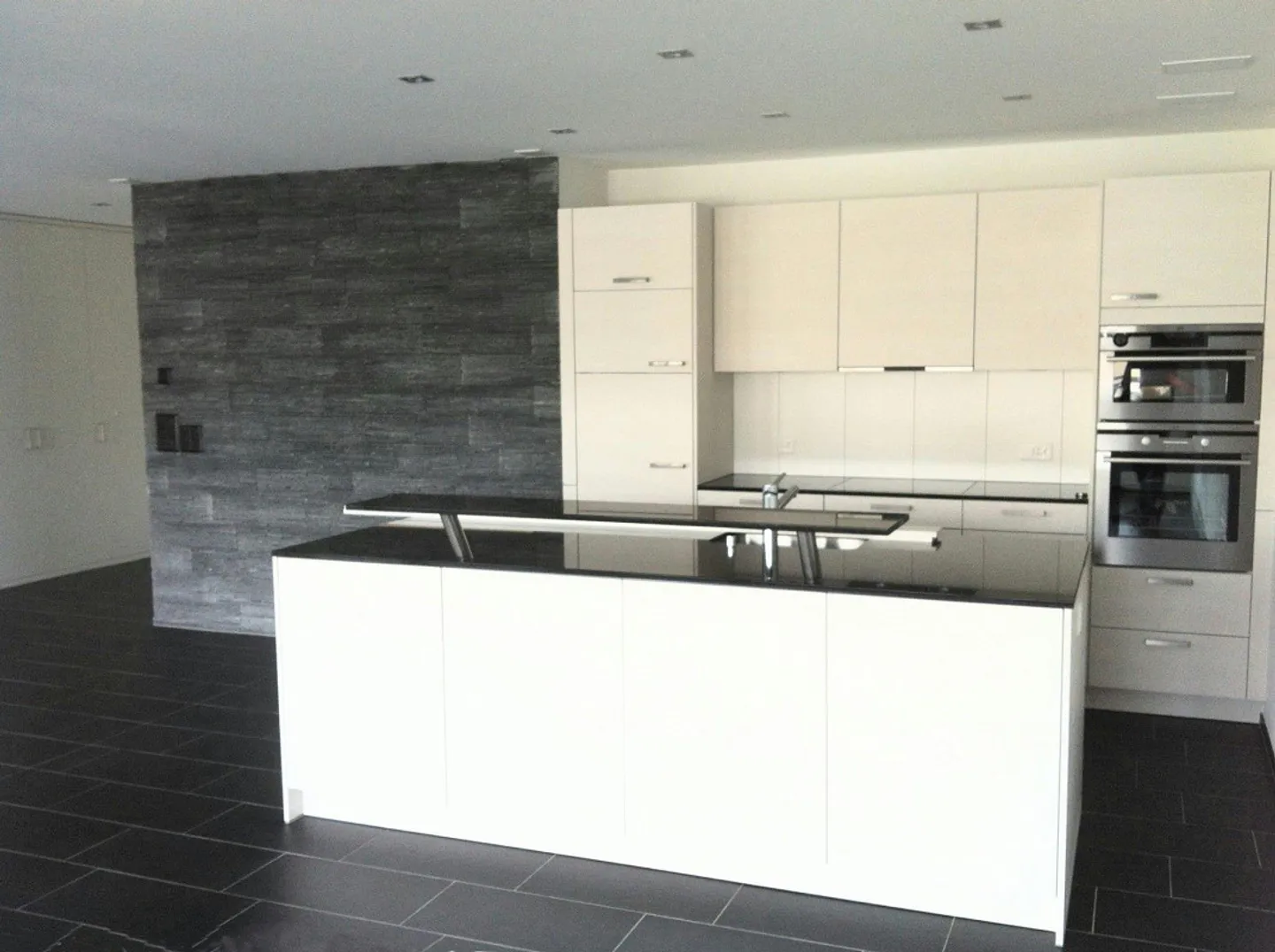 Appartement moderne de 3,5 pièces avec loggia - Photo 1 sur 8