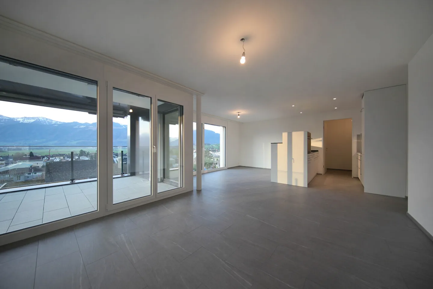 Modern Apartment with Lift Access - Photo 2 of 9